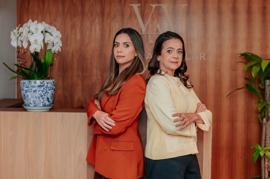 As advogadas sócias do escritório Valadão & Vilar na recepção da sede